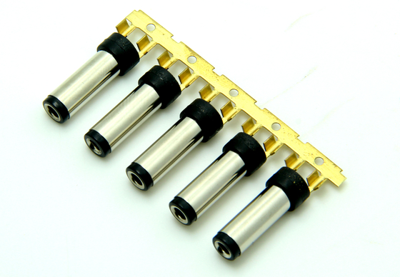 क्रिमिंग बैरल प्रकार 10A 12V 5.5 * 2.5 मिमी तार 18 AWG - 26 AWG पुरुष डीसी पावर प्लग कनेक्टर्स